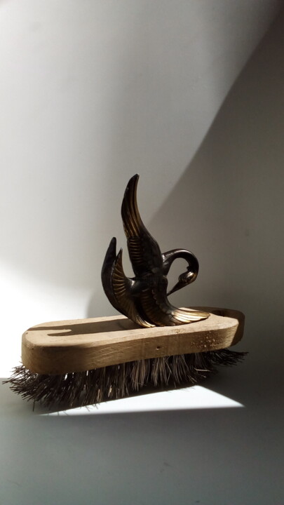 Design intitulée "La brosse, le Cygne…" par David Spanu, Œuvre d'art originale, Accessoires