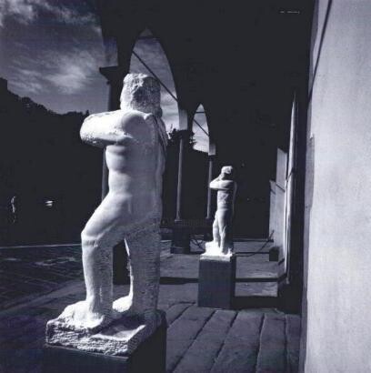 Sculptuur getiteld "Two figures, one wi…" door Davidbookersculptor.Eu, Origineel Kunstwerk