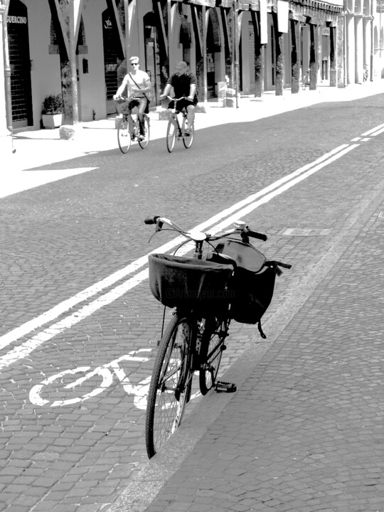 Photographie intitulée "Bicycle lane" par Davide Novello, Œuvre d'art originale, Photographie numérique