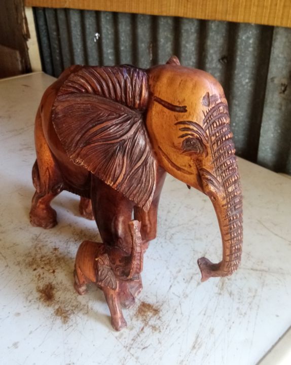 제목이 "Rosewood elephant w…"인 조형물 Obed Omwange로, 원작, 나무