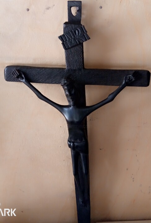 Scultura intitolato "Ebony crucifix" da Obed Omwange, Opera d'arte originale, Legno