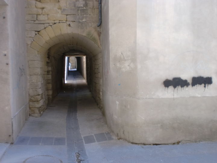 Photographie intitulée "Walk through alley." par Thea De Gier, Œuvre d'art originale