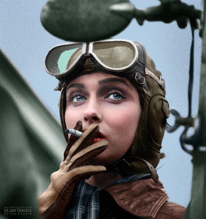 Fotografia intitolato "Woman Airforce Serv…" da Dejan Travica, Opera d'arte originale, fotografia a pellicola