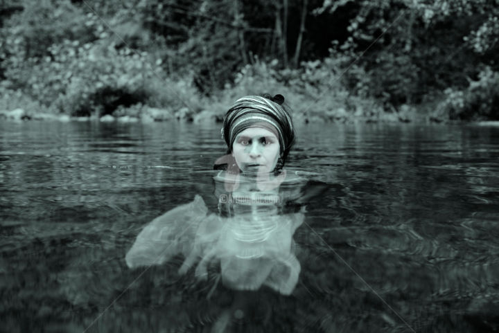 Photographie intitulée "Narcisse s'éveille" par Delphine Dlf, Œuvre d'art originale