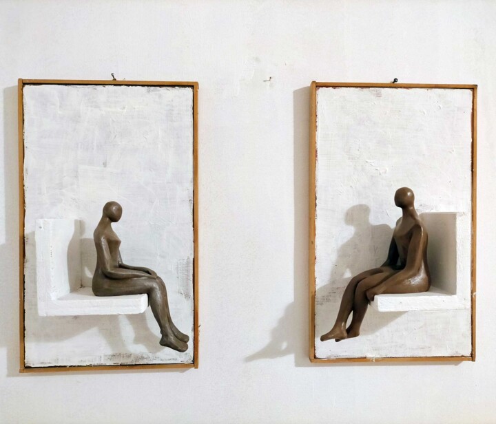 Skulptur mit dem Titel "Pensatori | Thinkers" von Denise Gemin, Original-Kunstwerk, Terra cotta Auf Holzplatte montiert