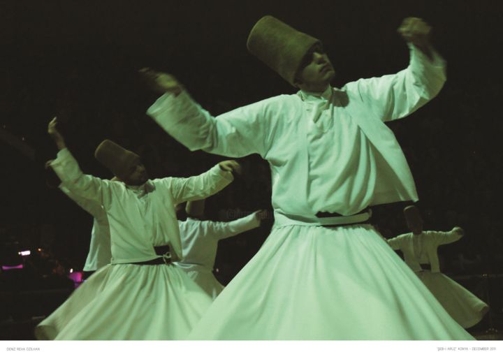 Photographie intitulée "Whirling Dervishes" par Deniz Reha Ozilhan, Œuvre d'art originale