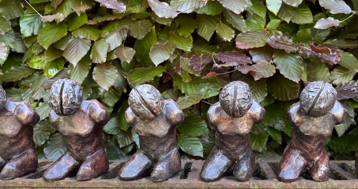 Skulptur mit dem Titel "Oekraïne" von Dennis Van Den Bossche (D.Boss), Original-Kunstwerk, Bronze