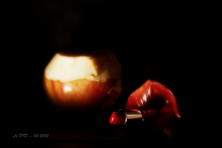 Photography titled "La pomme de nuit" by Didier Bloch, Original Artwork, Digital Photography