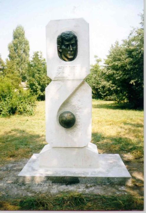 「Monument du foutbal…」というタイトルの彫刻 Dilian Houbanovによって, オリジナルのアートワーク