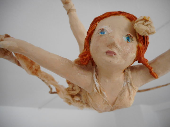 Sculpture intitulée "Volando" par Victoria Hurst, Œuvre d'art originale, Papier mâché