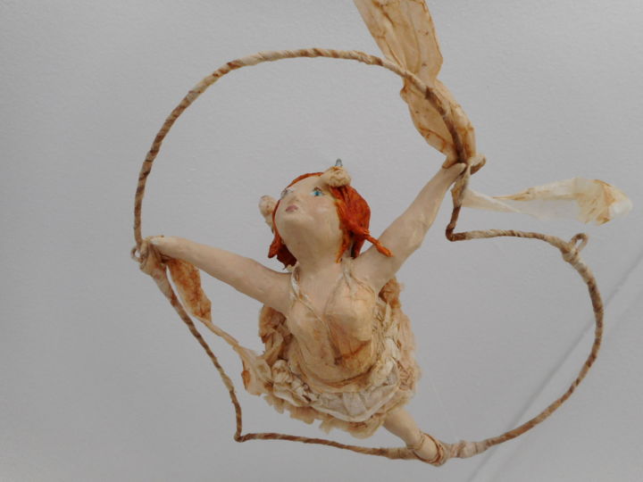 Sculpture intitulée "Volando" par Victoria Hurst, Œuvre d'art originale, Papier mâché Monté sur Métal