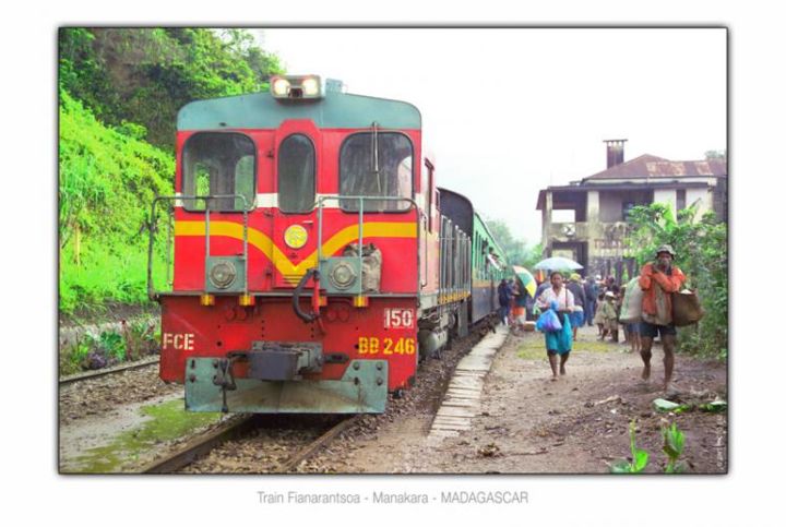 Fotografie mit dem Titel "Train Fianar Manaka…" von Eric Boyaval, Original-Kunstwerk