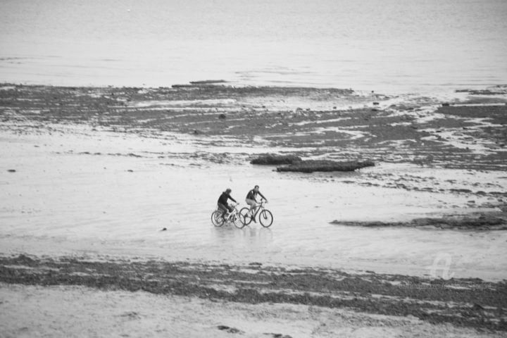 Photography titled "127 plage et vélo" by Dominique Goujard, Original Artwork, Digital Photography