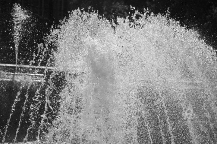 Photographie intitulée "467 jet d'eau" par Dominique Goujard, Œuvre d'art originale, Photographie numérique