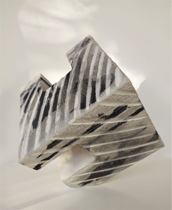 Sculpture titled "Cube 2 Equilibre gé…" by Dominique Jolivet, Original Artwork, Terra cotta