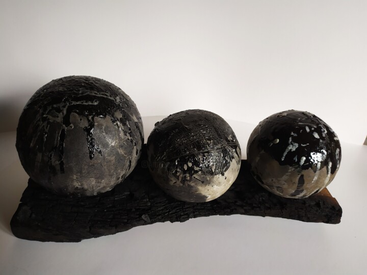 Sculptuur getiteld "Jeu de boules noires" door Dominique Jolivet, Origineel Kunstwerk, Keramiek
