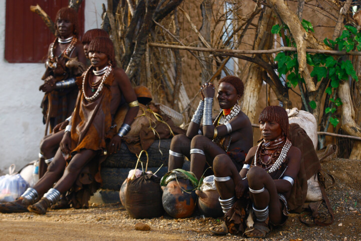 Fotografie mit dem Titel "Femmes Himba au ret…" von Dominique Leroy, Original-Kunstwerk