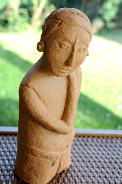 Skulptur mit dem Titel "Femme Maya" von Dominique Petit, Original-Kunstwerk, Terra cotta