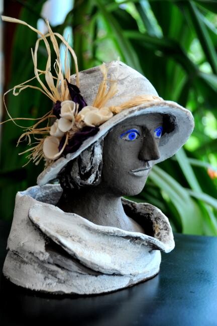 Sculpture titled "Jeune fille au chap…" by Dominique Petit, Original Artwork, Terra cotta