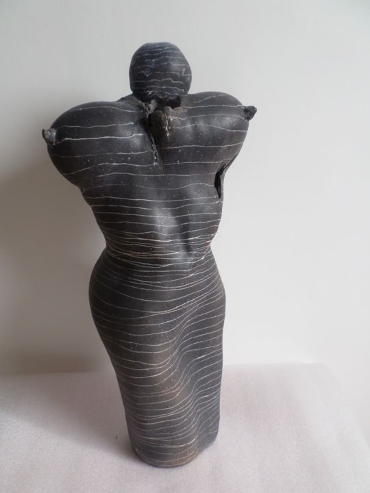 Skulptur mit dem Titel "Déesse-mère" von Dominique Mosseray, Original-Kunstwerk, Keramik