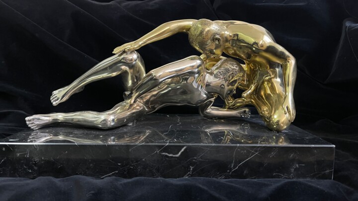Sculpture intitulée "Two playing Gays" par Don Alberto Carlos, Œuvre d'art originale, Bronze
