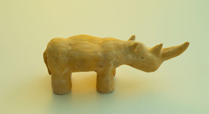 Скульптура под названием "The last white Rhino" - Rey, Подлинное произведение искусства, Керамика