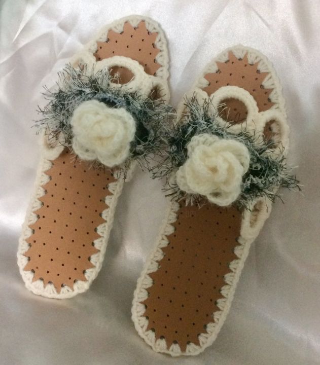 Artisanat intitulée "Chaussons pantoufle…" par Art Au Tricot, Œuvre d'art originale