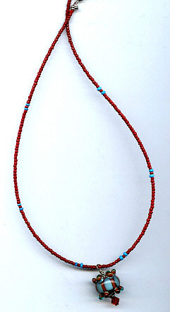 Design intitulée "Crown Bead Necklace" par Art By Linda, Œuvre d'art originale