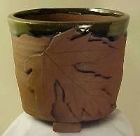 Handwerk mit dem Titel "Lizella Leaf Pot" von Susan England, Original-Kunstwerk