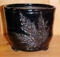Handwerk mit dem Titel "Black Maple Leaf Pot" von Susan England, Original-Kunstwerk