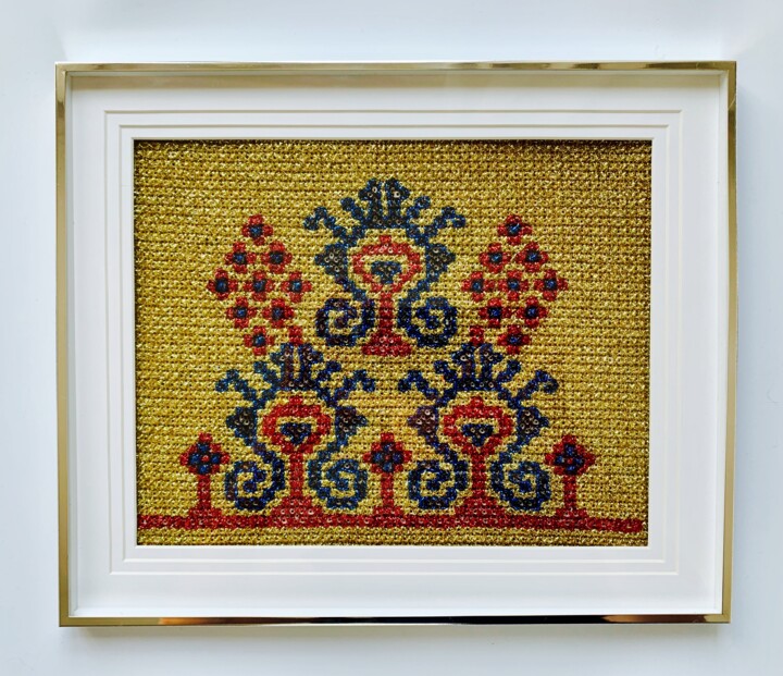 Art textile intitulée "Couronnes sur un fo…" par Ek, Œuvre d'art originale, Broderie Monté sur Verre