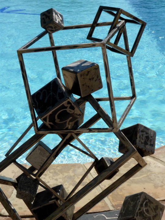 제목이 "EldeKan "Big Cubes""인 조형물 Eldekan로, 원작, 금속