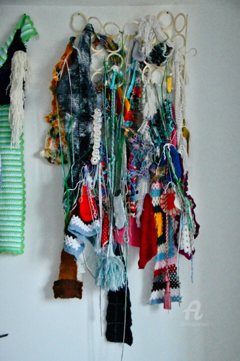 Textielkunst getiteld "Lacky Knitted tapes…" door Elena Bandurka, Origineel Kunstwerk, Textielvezel