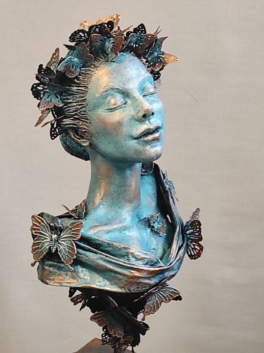 Skulptur mit dem Titel ""Butterfly Soul" mi…" von Elena Kraft, Original-Kunstwerk, Ton