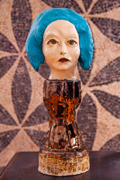 Scultura intitolato "Vivienne Westwood" da Elena Uljancic, Opera d'arte originale, Ceramica