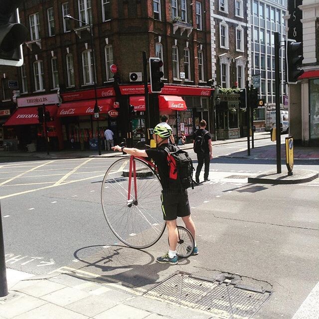 「cycling-in-london.j…」というタイトルの写真撮影 Eleni Varsouによって, オリジナルのアートワーク