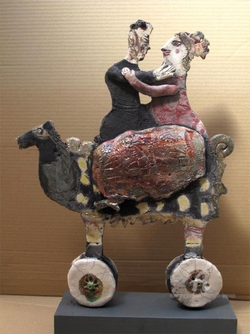 Скульптура под названием "couple2-side1" - Elisabeth Brainos, Подлинное произведение искусства, Терракота