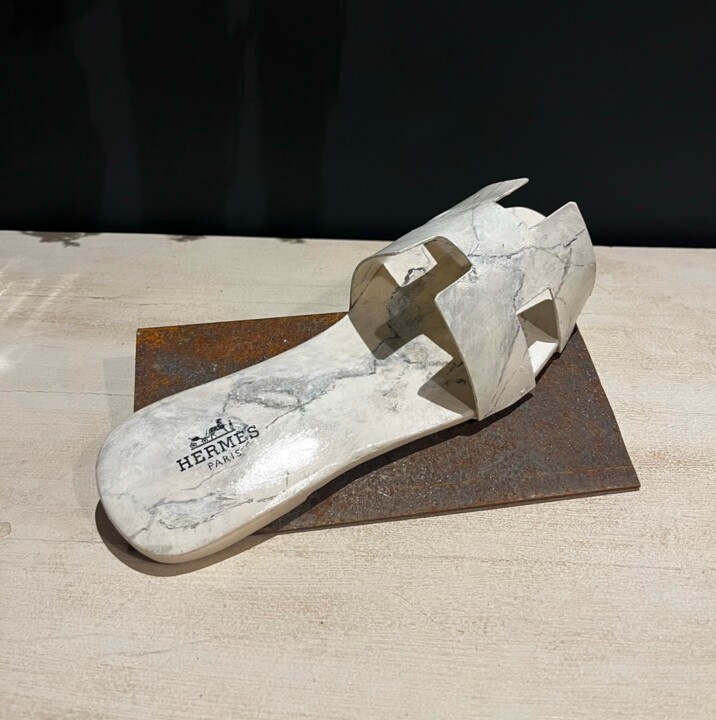 「Sandale Hermès marb…」というタイトルの彫刻 Elisabeth D'Equainvilleによって, オリジナルのアートワーク, 樹脂