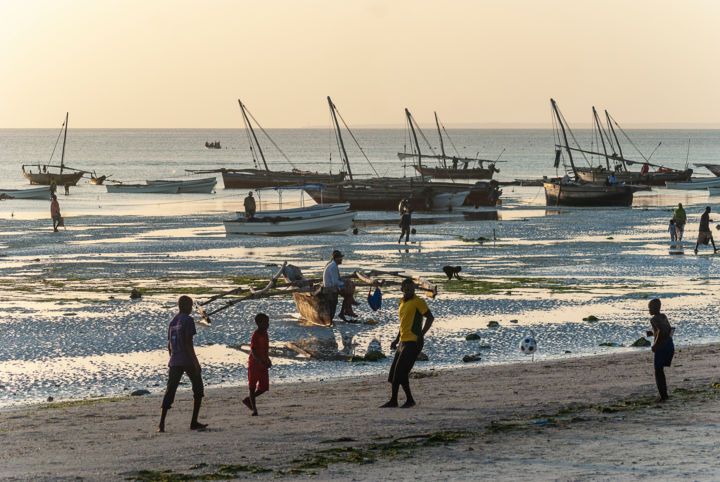 Photography titled "football à Zanzibar…" by Elisabeth Laplante, Original Artwork, Digital Photography