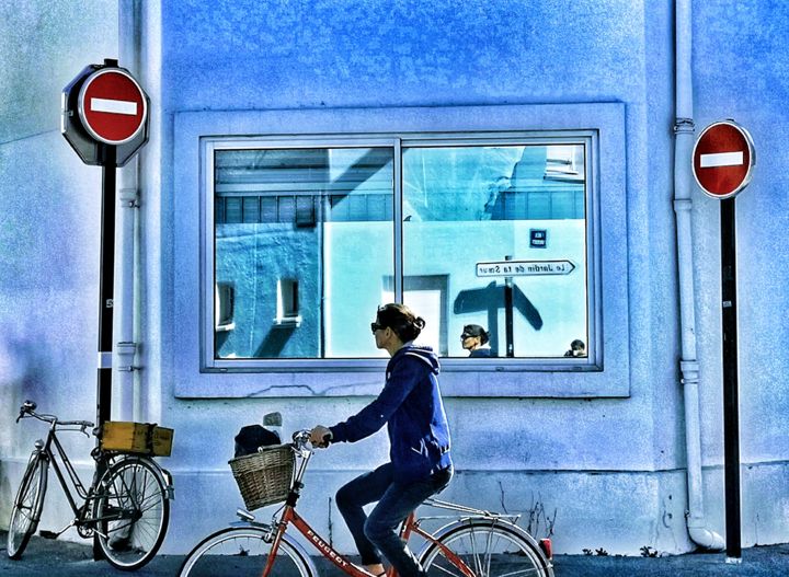 Photography titled "La byciclette bleue" by Elise Maurice, Original Artwork, Digital Photography Mounted on Aluminium