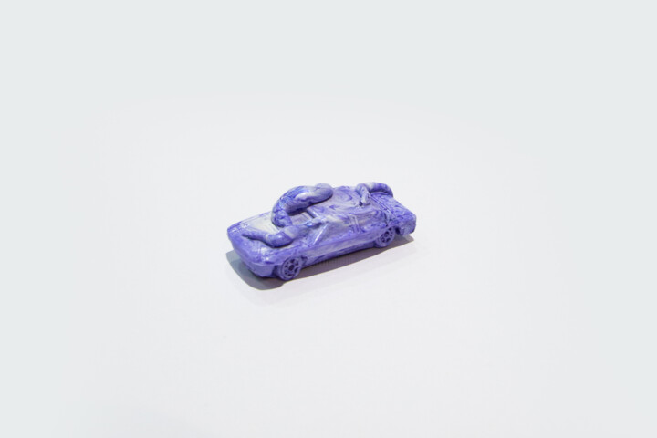 Escultura intitulada "Car (lilac)" por Elizaveta Berkutova, Obras de arte originais, Plástico