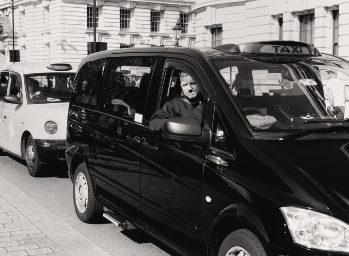 Photographie intitulée "Cabbie Driver on St…" par Elke Matthaeus, Œuvre d'art originale