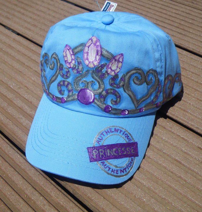 Arte textil titulada "Princess cap! #arti…" por Nora Leynadier, Obra de arte original, Accesorios