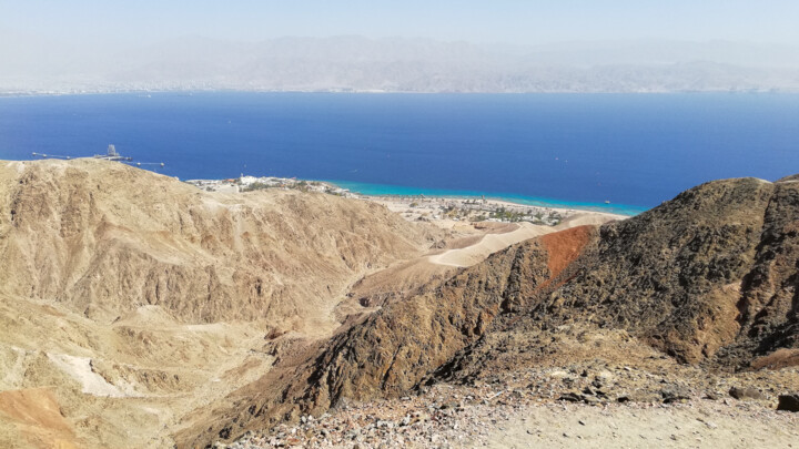 Photographie intitulée "Aqaba Bay, view fro…" par Emaga Travels By Emaga Art, Œuvre d'art originale, Photographie numérique