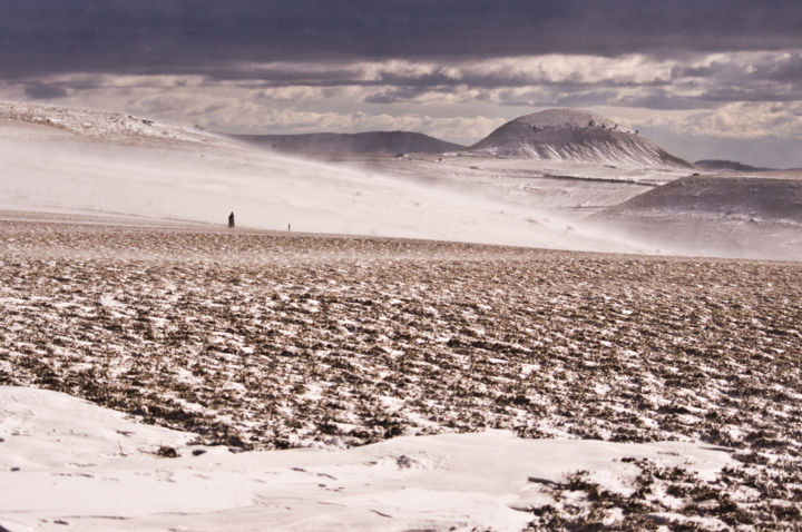 Fotografie mit dem Titel "Menhir dans la neige" von Emilie Reydon, Original-Kunstwerk