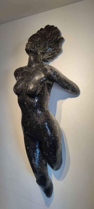 Sculpture titled "WOMAN ON THE WALL" by Emilio Mortini, Original Artwork, Resin