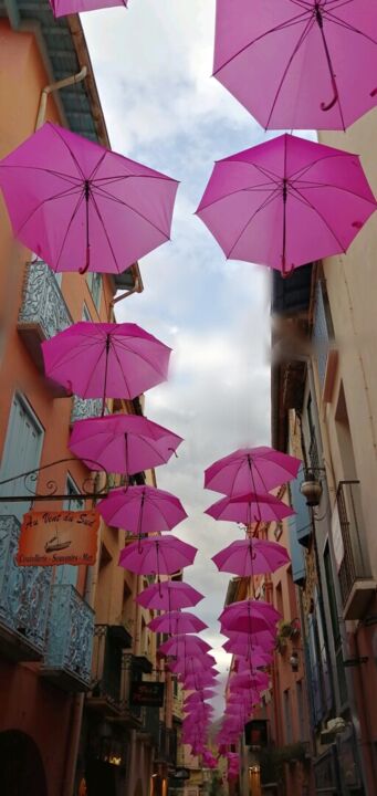 Photography titled "Les parapluies de C…" by Emma Laflute, Original Artwork, Non Manipulated Photography