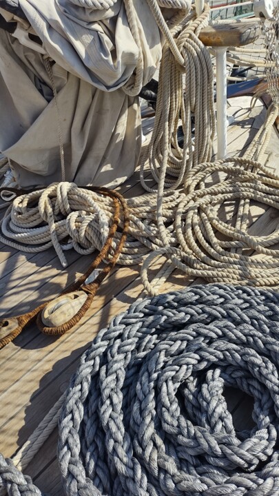 Photographie intitulée "Les cordages du nav…" par Emma Laflute, Œuvre d'art originale, Photographie numérique