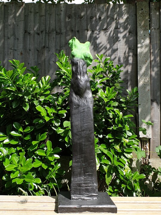 「EVE」というタイトルの彫刻 Emmanuel Okoroによって, オリジナルのアートワーク, 樹脂