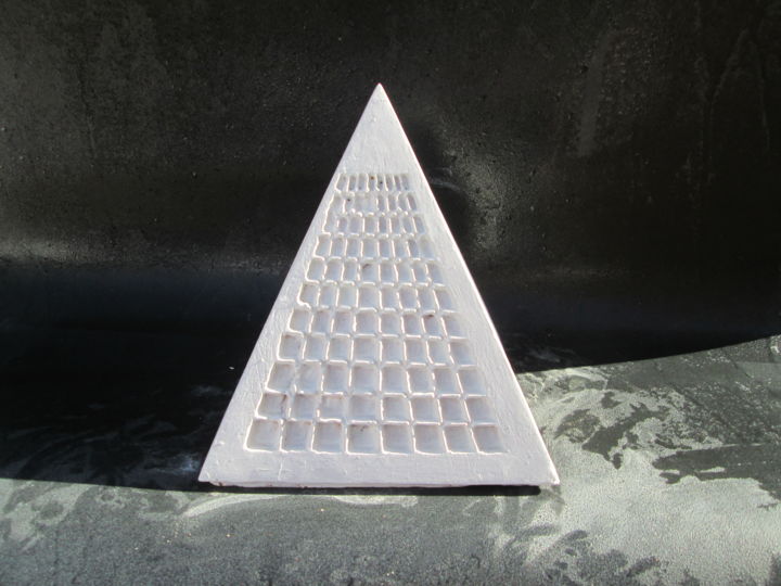 Escultura intitulada "piramide bianca - o…" por Ennio, Obras de arte originais, Terracota